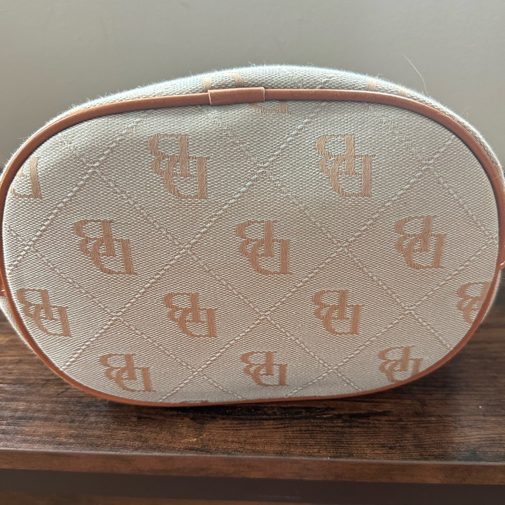 Dooney&Bourke light blue zippered bucket handbag with belt style strap - Picture 5 of 16